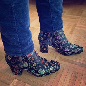 🎉FRESH FASHION FINDS🎉embroidered ankle zip boots